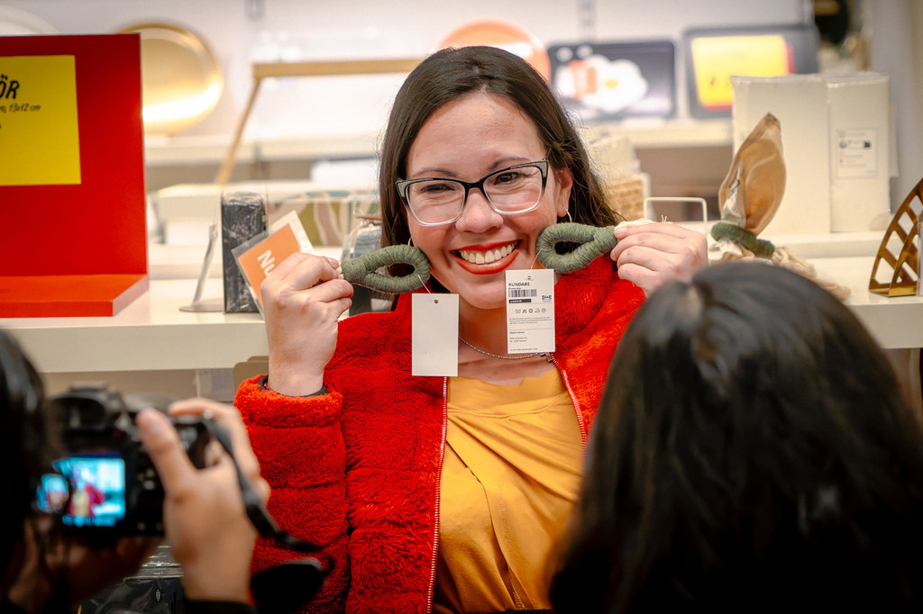 Las mujeres muestran con orgullo sus piezas hechas a mano dentro de los almacenes de IKEA, en los que su trabajo llega hasta miles de personas en todo México.